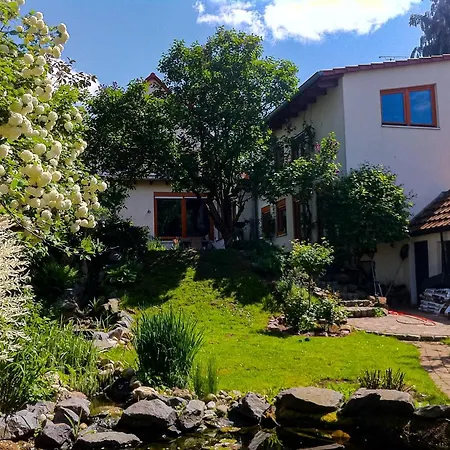 Behagliches Haus Mit Kamin Und Romantischem Garten
