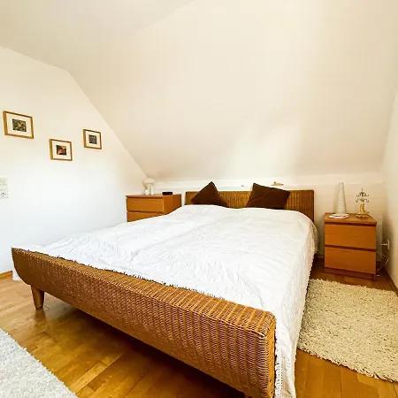 Behagliches Haus Mit Kamin Und Romantischem Garten